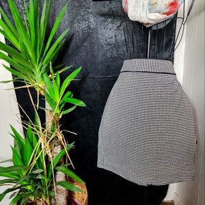 Black and white houndstooth mini skirt by LOFT